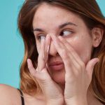 كيف تعتنين ببشرتك الحساسة