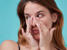 كيف تعتنين ببشرتك الحساسة