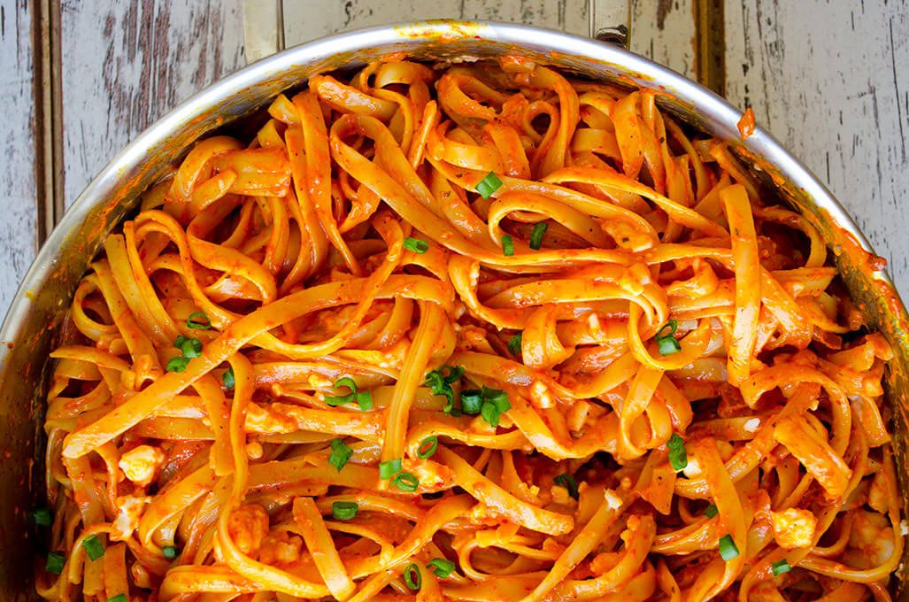 Fettuccine with chicken and red sauce